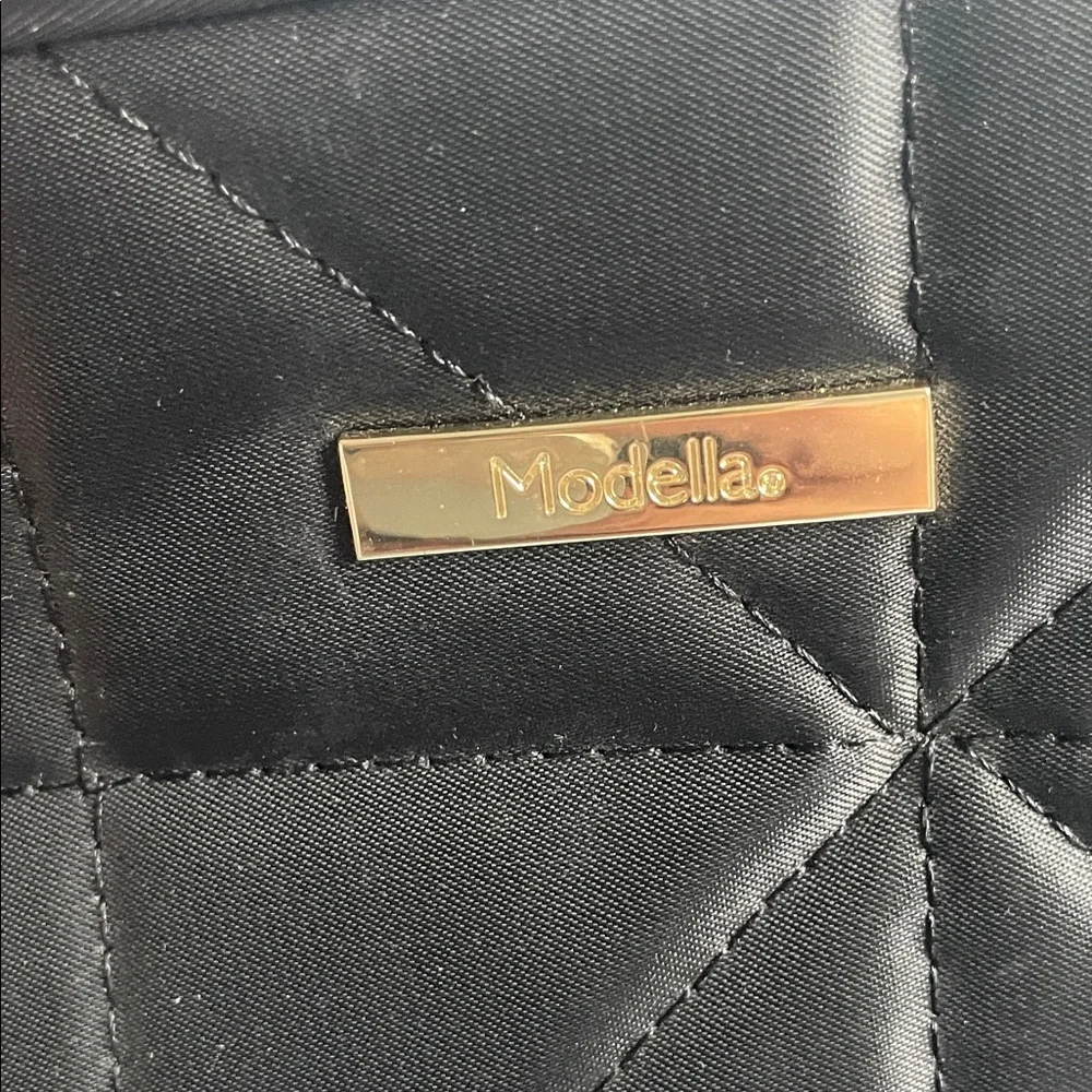 Modella elegant black